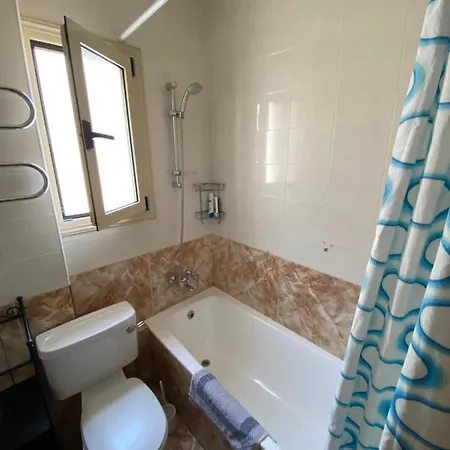 Moutallos בית הארחה 2*